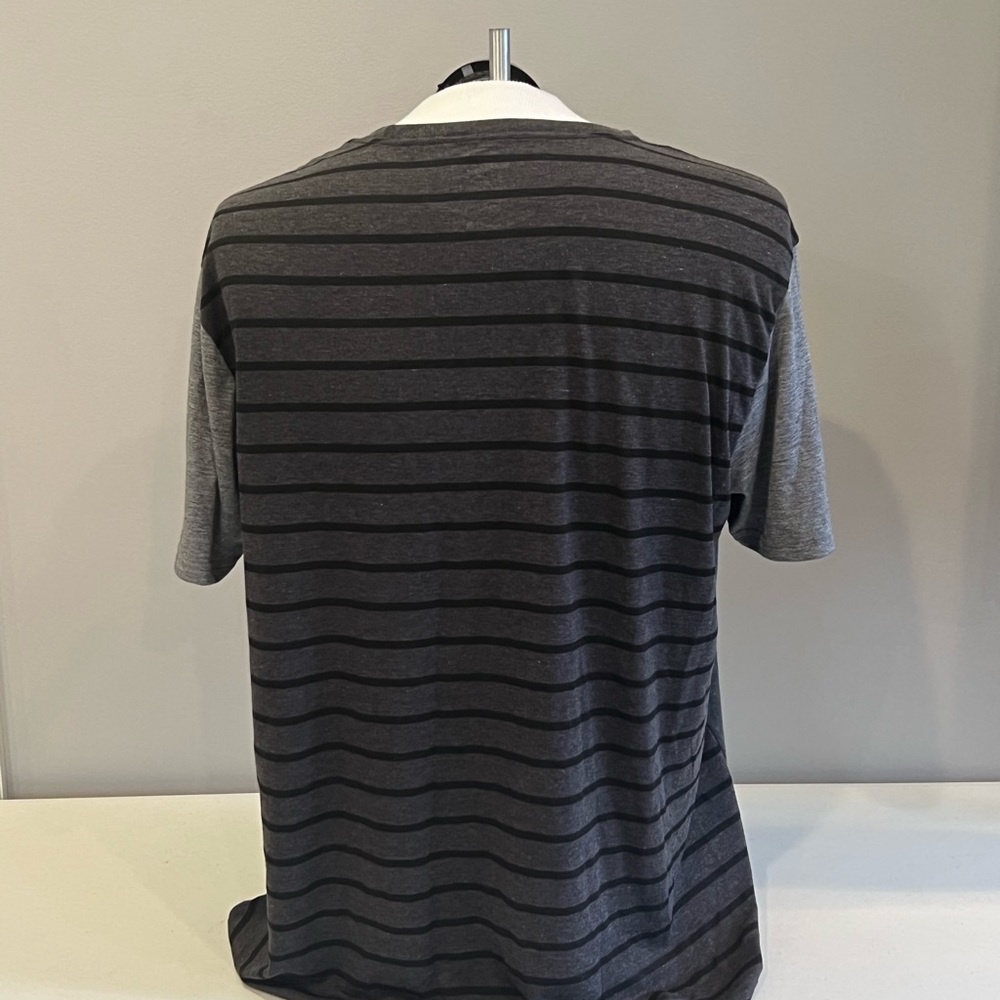 Oakley front pocket teeshirt size XXL - Picture 2 of 3